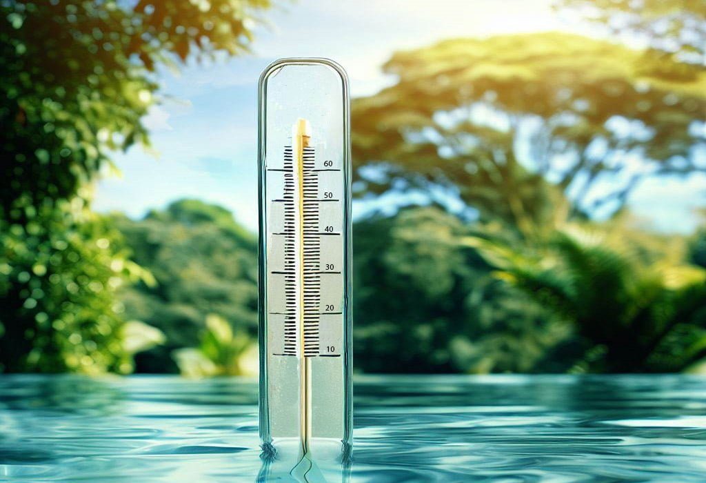 termómetro dentro de una piscina
