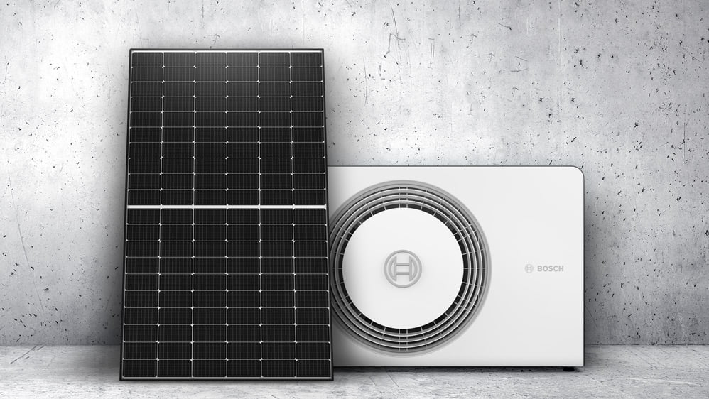 Panel solar fotovoltaico junto a bomba de calor de la marca BOSCH